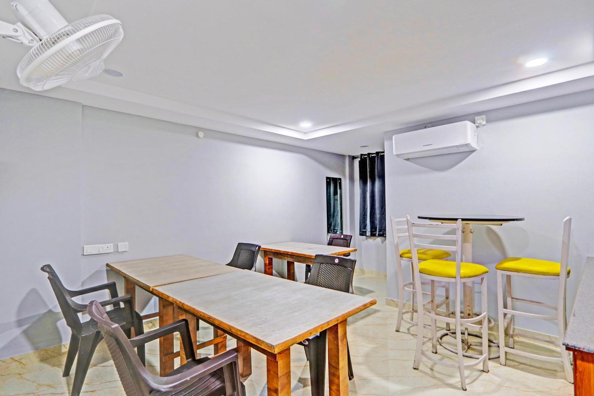 Super Townhouse Qualia Elite S R Nagar Hotell Hyderabad Exteriör bild