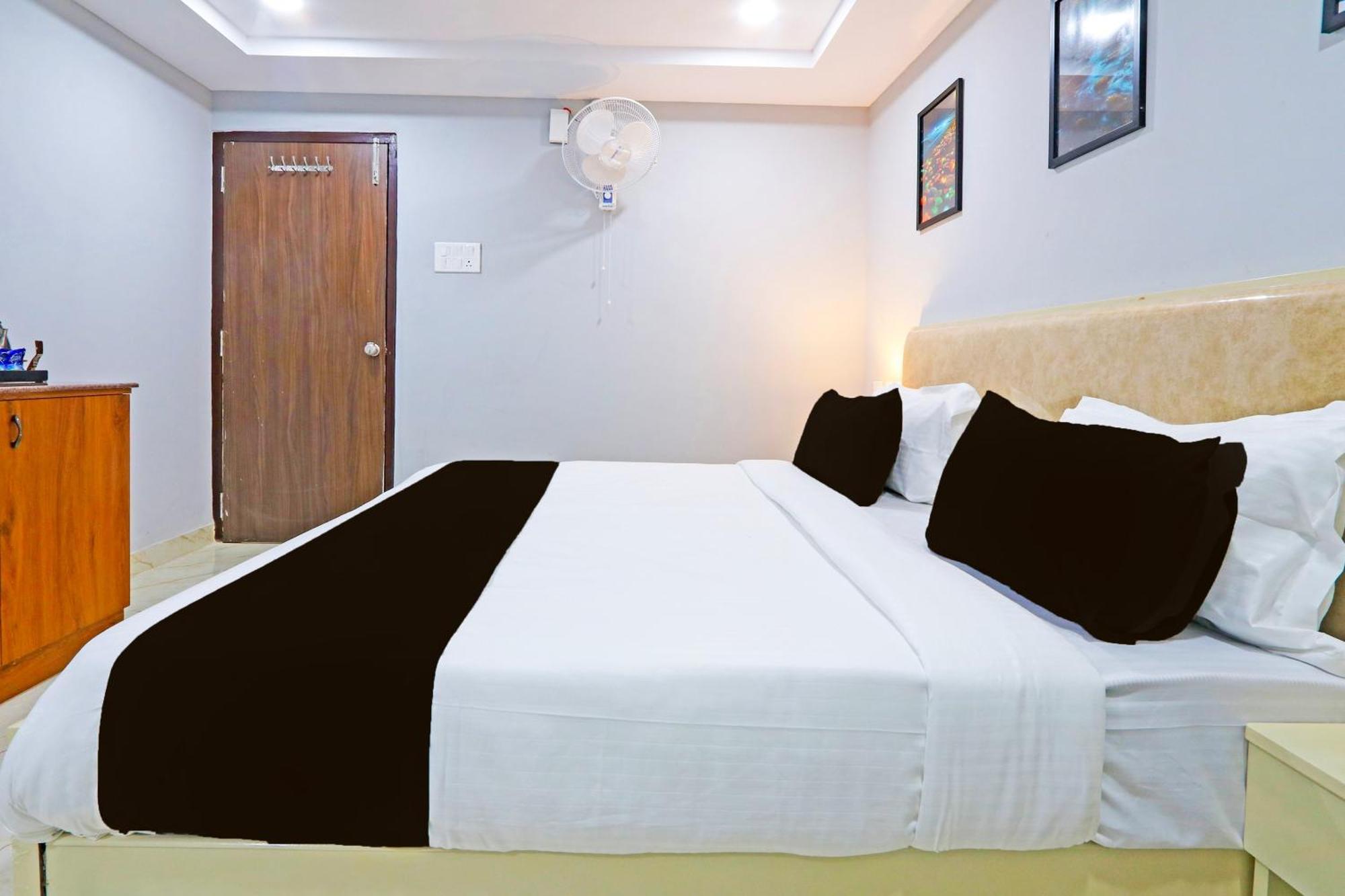 Super Townhouse Qualia Elite S R Nagar Hotell Hyderabad Exteriör bild